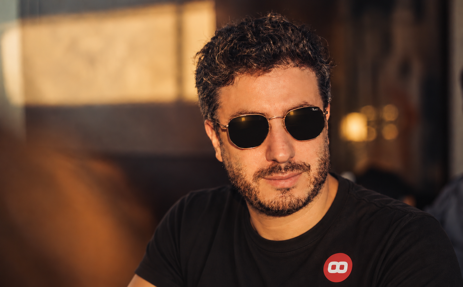 Adriano Maia, da Infinit0, usando camisa preta com a logo da agência